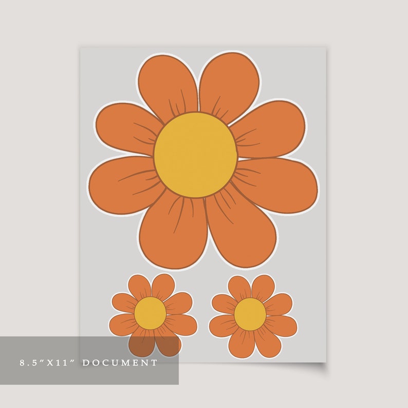 Op de afbeelding: Drie oranje en gele madeliefjes met een witte omtrek. De grootste bloem is in het midden en de twee kleinere bloemen zijn onderaan.