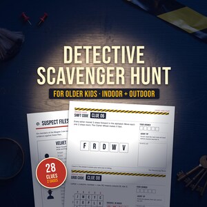 Pode incluir: Um kit de jogo de caça ao tesouro de detetive com folhas de pistas impressas com texto incluindo Detective Scavenger Hunt, Suspect Files, Shift Code Clue 06 e Grid Code Clue 08. As folhas contêm enigmas, caixas de letras e um emblema vermelho.