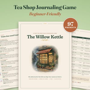 Könnte beinhalten: The Willow Kettle ist ein Solo-Journaling-Spiel mit 97 Prompts. Das Cover zeigt eine Illustration eines Teeladens, während die Innenseiten Spielanleitungen, Tabellen zur Teezubereitung und Bestellformulare auf cremefarbenem Papier enthalten.