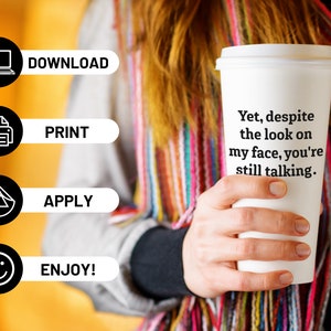 Puede incluir: Taza de caf&eacute; blanca con texto negro que dice "Yet, despite the look on my face, you're still talking."
