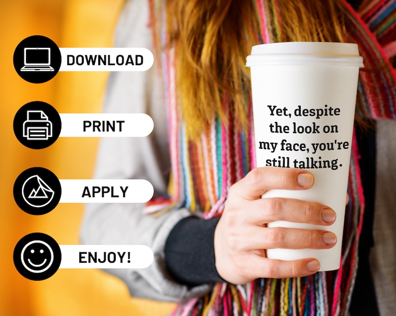 Puede incluir: Taza de caf&eacute; blanca con texto negro que dice "Yet, despite the look on my face, you're still talking."