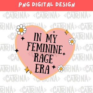Puede incluir: Gráfico en forma de corazón rosa con el texto "In My Feminine Rage Era" en letras negras. El gráfico está rodeado de margaritas blancas y estrellas doradas.