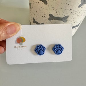 Oorstekers met hondenpootjes| cadeau voor hondenmoeder| kleine hondenpoot| hypoallergene oorbellen| statement oorknopjes| Oorbellen van polymeerklei| kleurrijke poot