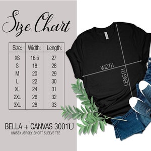 Puede incluir: Una camiseta negra unisex de manga corta con una tabla de tallas. La tabla de tallas muestra las medidas de ancho y largo en cent&iacute;metros para las tallas XS a 3XL. La camiseta se combina con vaqueros azules y zapatillas blancas.