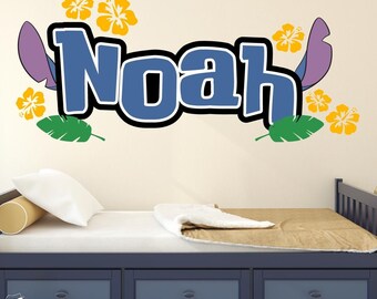 Calcomanía de pared con nombre tropical personalizada - Decoración inspirada en películas tropicales con flores de hibisco y tablas de surf - Habitación infantil, guardería, dormitorio, sala de juegos
