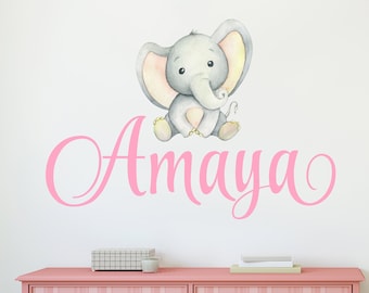 Calcomanía de pared con nombre de elefante en acuarela - Calcomanías de pared para guardería de niñas - Decoración de pared con elefante en acuarela personalizada - Vinilo adhesivo para pared CR92