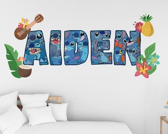 Op de afbeelding: Een blauwe muursticker met de naam "AIDEN" in grote letters. Elke letter is gemaakt van een collage van kleine blauwe Stitch-karakters uit de Disney-film Lilo & Stitch. De sticker is omgeven door tropische elementen zoals een ananas, bloemen en een ukelele.