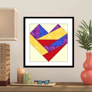 Puede incluir: Una impresión enmarcada de un diseño de corazón geométrico colorido. El corazón está formado por triángulos rojos, amarillos, morados y azules.