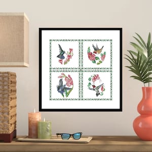 Może przedstawiać: Ramka z haftem krzyżykowym przedstawiającym cztery motywy kolibrów. Każdy koliber jest przedstawiony z wieńcem kwiatowym i otoczony zieloną ramką.