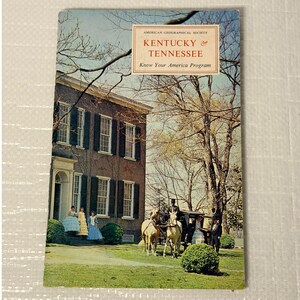 Könnte beinhalten: Eine Vintage-Broschüre mit dem Titel American Geographical Society Kentucky & Tennessee Know Your America Program. Das Cover zeigt ein Backsteinhaus, drei Personen in historischer Kleidung und eine Pferdekutsche.