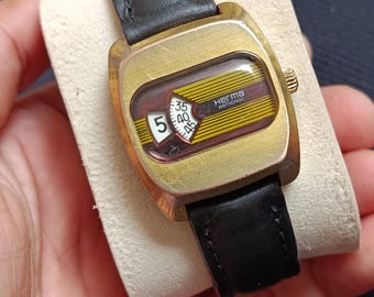Vintage Herma Antishock Jump Hour Watch – Retro 1970s Mechanical Wristwatch – Unique Driver Style Gold Tone Case