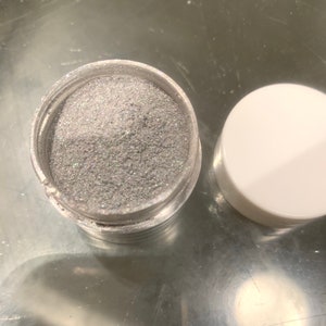 Surligneur Silver Sparkle & Shine. Surligneur argenté. Protège la peau des irritations. Illuminateur de maquillage. Maquillage naturel/biologique.