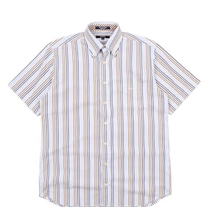 Puede incluir: Una camisa blanca de manga corta con botones y rayas verticales marrones, azules y blancas. La camisa tiene un cuello abotonado y un bolsillo en el pecho.