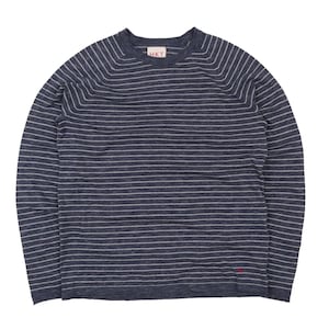 Puede incluir: Un suéter azul marino de manga larga a rayas con un patrón de rayas blancas. El suéter tiene cuello redondo y una pequeña etiqueta roja con el texto "HKT" en la parte delantera.