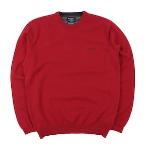 Puede incluir: Un suéter rojo de manga larga con cuello redondo y la palabra "Hackett" bordada en la parte delantera.