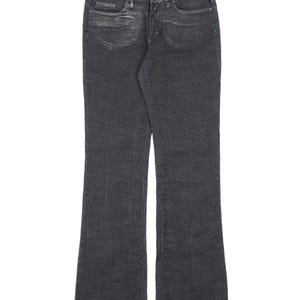 Op de afbeelding: Donkergrijze denim jeans met een bootcut pijpopening.