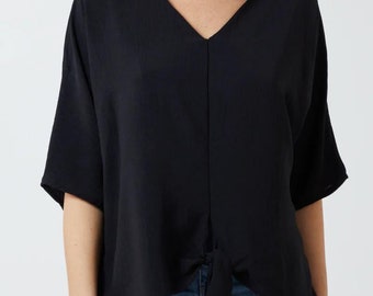 Top oversize noir en viscose : chemisier d'été à manches larges noué sur le devant