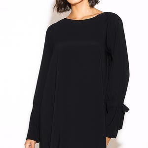 Robe tunique noire : mini tenue de bureau coupe décontractée à manches longues