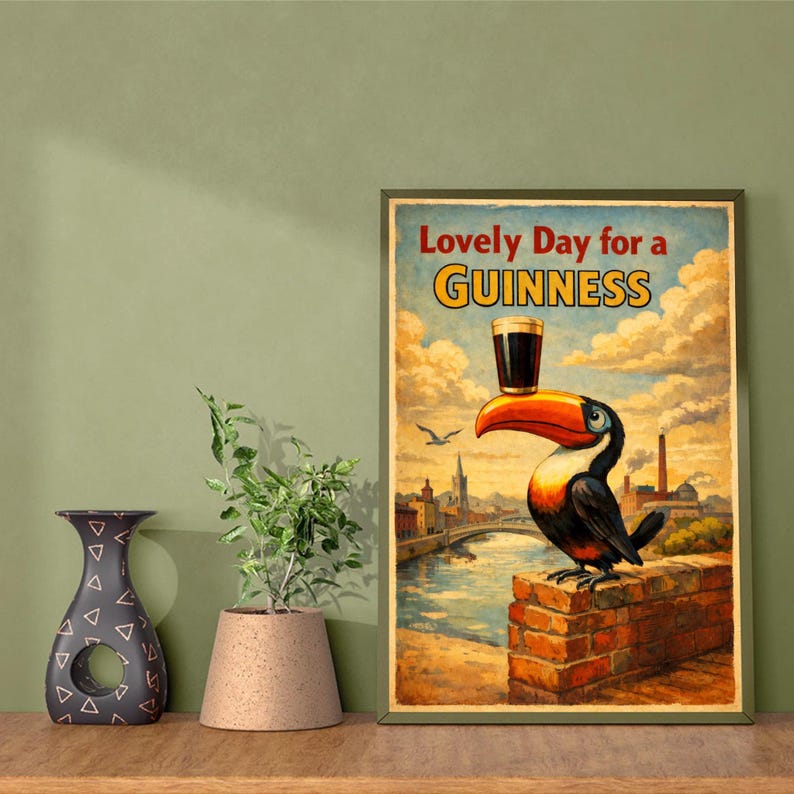 Peut inclure: Affiche encadr&eacute;e de style vintage avec un toucan tenant un verre de Guinness. Le texte "Lovely Day for a Guinness" est au-dessus. L'arri&egrave;re-plan montre une ville et un ciel nuageux, avec un mur de briques.