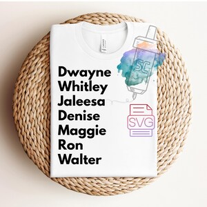 Puede incluir: Camiseta blanca con los nombres Dwayne, Whitley, Jaleesa, Denise, Maggie, Ron y Walter en texto negro. La camiseta presenta un diseño de acuarela con un bolígrafo y las letras "SC" y un icono de archivo SVG.