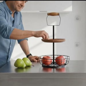 Handgefertigte 2-stöckige Etagere im industriellen Design – Metallkorb & Keramikteller, einzigartig, ideal als Obstteller oder Dekoration