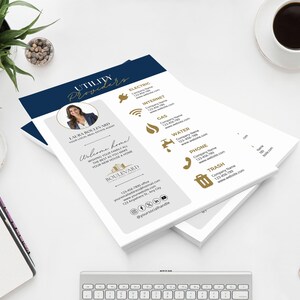 Puede incluir: Una taza de cer&aacute;mica blanca con un asa negra y el texto "But First, Coffee" en negrita negra. La taza se encuentra sobre un fondo borroso, sugiriendo un ambiente acogedor.