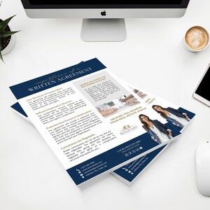 Puede incluir: Una pila de folletos blancos y azul marino con el texto "Importance of a Written Agreement" sobre un escritorio blanco. Una computadora, una taza de caf&eacute;, un tel&eacute;fono inteligente, un bol&iacute;grafo, un rat&oacute;n y una planta en maceta tambi&eacute;n est&aacute;n en el escritorio.