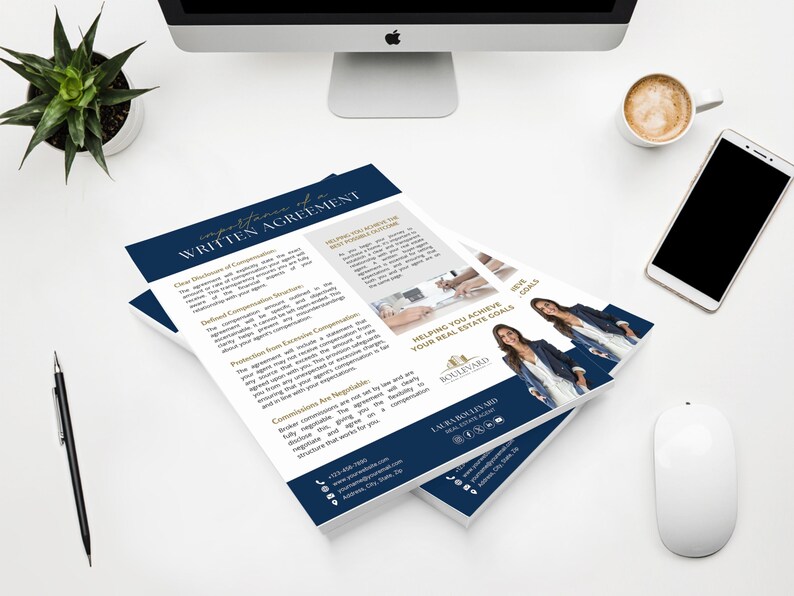 Puede incluir: Una pila de folletos blancos y azul marino con el texto "Importance of a Written Agreement" sobre un escritorio blanco. Una computadora, una taza de caf&eacute;, un tel&eacute;fono inteligente, un bol&iacute;grafo, un rat&oacute;n y una planta en maceta tambi&eacute;n est&aacute;n en el escritorio.