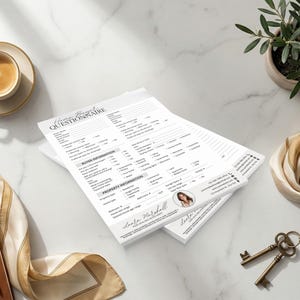 Puede incluir: Una taza de cer&aacute;mica blanca con un asa negra y el texto "But First, Coffee" en negro, con una fuente de estilo manuscrito. La taza est&aacute; sobre una superficie blanca.