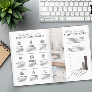 Puede incluir: Folleto abierto con el texto "Personalized service ULTIMATE MARKETING PLAN" y "Where do buyers FIND THEIR HOMES". Sobre una superficie gris, con teclado, bol&iacute;grafo, planta y cuaderno. El folleto tiene iconos y texto.