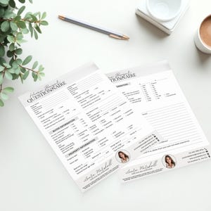 Puede incluir: Un letrero de madera r&uacute;stico blanco con la palabra "Welcome" escrita a mano. El letrero tiene un aspecto envejecido y un elemento floral decorativo, ideal para la entrada.