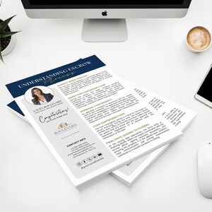 Puede incluir: Una pila de folletos blancos con el texto "Understanding Escrow Process" y "Congratulations!" sobre un escritorio blanco. Un monitor de ordenador, una taza de caf&eacute;, un smartphone, un rat&oacute;n, un bol&iacute;grafo y una peque&ntilde;a planta tambi&eacute;n est&aacute;n en el escritorio.