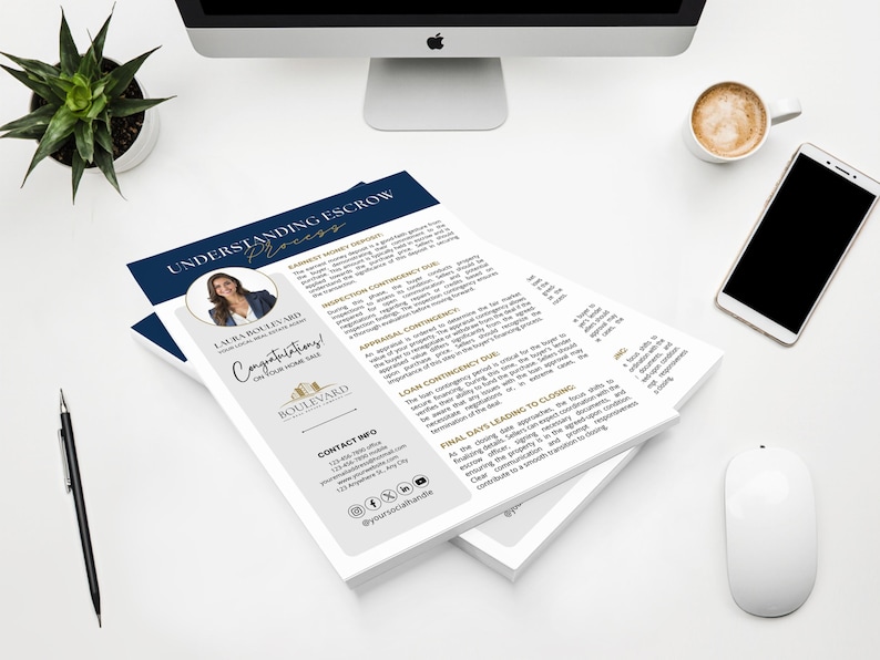 Puede incluir: Una pila de folletos blancos con el texto "Understanding Escrow Process" y "Congratulations!" sobre un escritorio blanco. Un monitor de ordenador, una taza de caf&eacute;, un smartphone, un rat&oacute;n, un bol&iacute;grafo y una peque&ntilde;a planta tambi&eacute;n est&aacute;n en el escritorio.