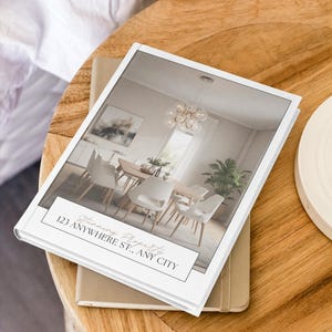 Pode incluir: Um livreto branco com uma foto de uma sala de jantar com um candelabro e uma planta. O texto no livreto diz "Stunning Property 123 Anywhere St., Any City".