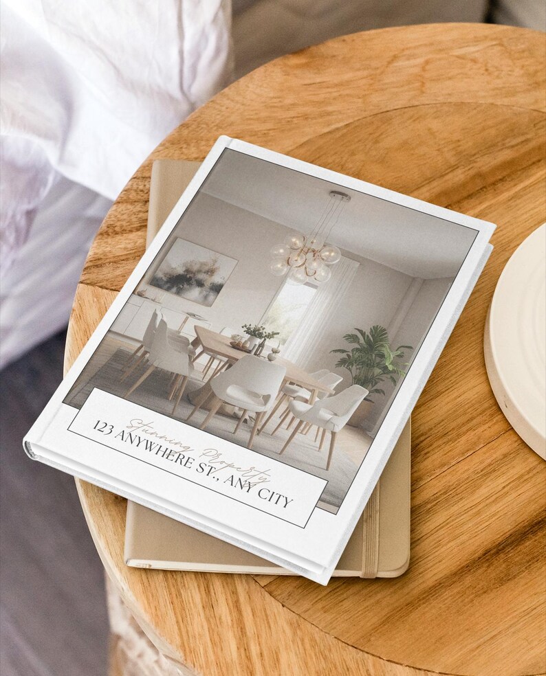 Pode incluir: Um livreto branco com uma foto de uma sala de jantar com um candelabro e uma planta. O texto no livreto diz "Stunning Property 123 Anywhere St., Any City".
