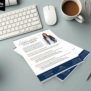 Puede incluir: Una pila de documentos impresos titulados "Escenarios de compensaci&oacute;n de agentes legales" con una foto de una mujer. Los documentos est&aacute;n sobre un escritorio con un teclado, un rat&oacute;n, una taza de caf&eacute; y un bol&iacute;grafo. Los documentos tienen un dise&ntilde;o azul y blanco.