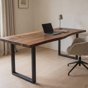 Bureau van massief walnotenhout met natuurlijke rand, 4,3 cm dik metalen onderstel en staand bureaublad.