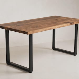 Bureau van massief walnotenhout met natuurlijke rand, 4,3 cm dik industrieel metalen onderstel.