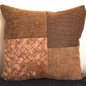 Capa de almofada quadrada boho 16x16 marrom, feita com patchwork reciclado, estilo artesanal, para decoração de sala de estar e casa. Ideal para ambientes internos e externos. Ecológica e prática.
