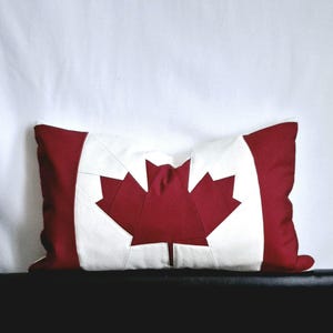 Kanadische Flagge gesteppter dekorativer Kissenbezug Kanada Stolz Ahornblatt Rot Weiß Handgemachtes Patchwork Dekokissen Upcycled Reanspruchbares Eco Geschenk