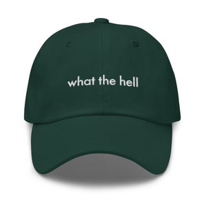 Puede incluir: Una gorra de b&eacute;isbol verde oscuro con el texto "what the hell" bordado en blanco en la parte delantera.