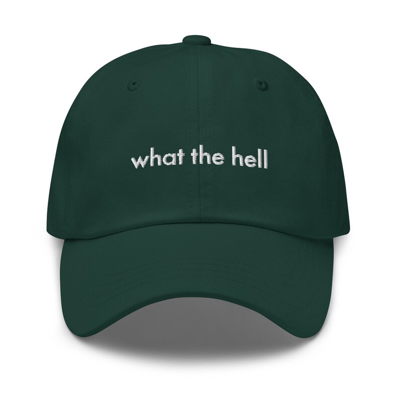Puede incluir: Una gorra de b&eacute;isbol verde oscuro con el texto "what the hell" bordado en blanco en la parte delantera.