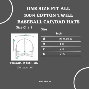 Puede incluir: Una ilustraci&oacute;n en blanco y negro de una gorra de b&eacute;isbol con medidas etiquetadas como A, B, C y D. El texto "ONE SIZE FIT ALL" est&aacute; en la parte superior de la imagen. El texto "100% COTTON TWILL" est&aacute; debajo de la primera l&iacute;nea de texto. El texto "BASEBALL CAP/DAD HATS" est&aacute; debajo de la segunda l&iacute;nea de texto. El texto "Size Chart" est&aacute; debajo de la tercera l&iacute;nea de texto. El texto "Size" est&aacute; debajo de la cuarta l&iacute;nea de texto. El texto "inch" est&aacute; debajo de la quinta l&iacute;nea de texto. El texto "A" est&aacute; debajo de la sexta l&iacute;nea de texto. El texto "20 1/2-23 1/2" est&aacute; debajo de la s&eacute;ptima l&iacute;nea de texto. El texto "B" est&aacute; debajo de la octava l&iacute;nea de texto. El texto "4 1/2" est&aacute; debajo de la novena l&iacute;nea de texto. El texto "C" est&aacute; debajo de la d&eacute;cima l&iacute;nea de texto. El texto "2 7/8" est&aacute; debajo de la und&eacute;cima l&iacute;nea de texto. El texto "D" est&aacute; debajo de la duod&eacute;cima l&iacute;nea de texto. El texto "7 1/8" est&aacute; debajo de la decimotercera l&iacute;nea de texto. El texto "PREMIUM COTTON" est&aacute; debajo de la decimocuarta l&iacute;nea de texto. El texto "100% cotton twill" est&aacute; debajo de la decimoquinta l&iacute;nea de texto. El texto "amor amor tee" est&aacute; debajo de la decimosexta l&iacute;nea de texto.