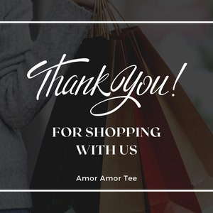 Puede incluir: Una tarjeta de agradecimiento enmarcada en blanco con el texto "&iexcl;Gracias! Por comprar con nosotros Amor Amor Tee" sobre un fondo borroso de una persona sosteniendo bolsas de compras.