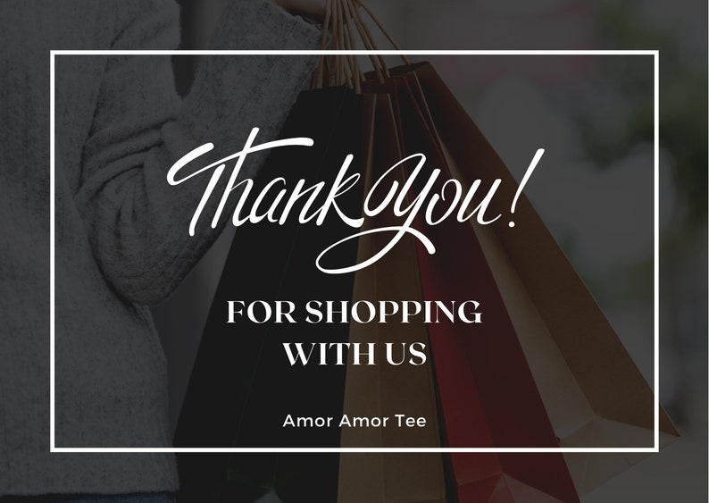 Puede incluir: Una tarjeta de agradecimiento enmarcada en blanco con el texto "&iexcl;Gracias! Por comprar con nosotros Amor Amor Tee" sobre un fondo borroso de una persona sosteniendo bolsas de compras.