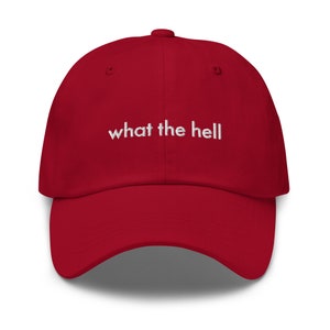 Puede incluir: Gorra de b&eacute;isbol roja con texto bordado en blanco que dice "what the hell".