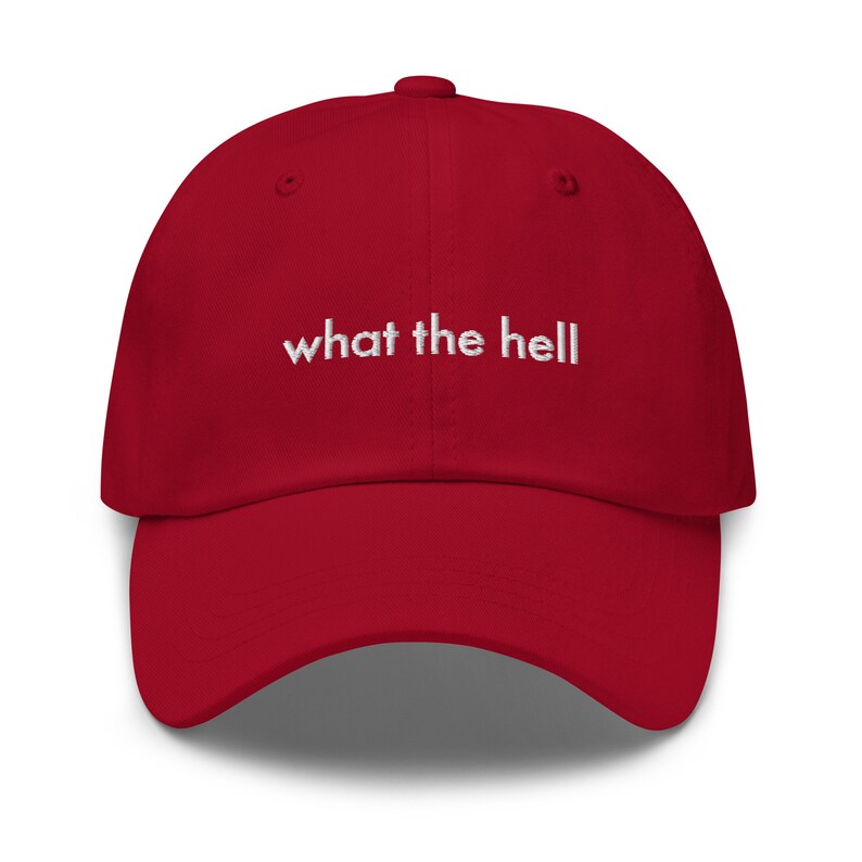 Puede incluir: Gorra de b&eacute;isbol roja con texto bordado en blanco que dice "what the hell".