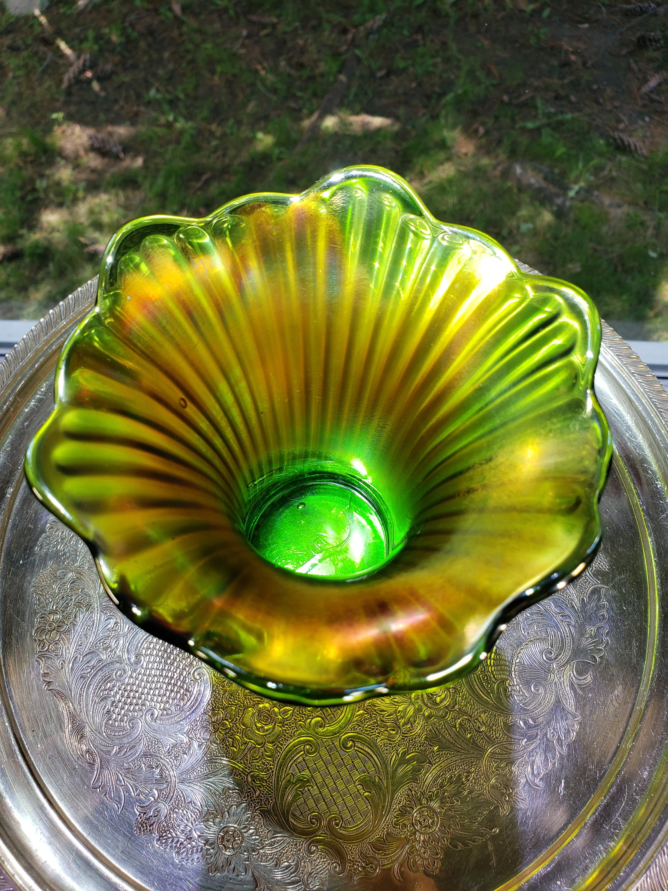 Vase Tornade 6" Northwood - Vert Foncé, Couleurs Arc-en-ciel, Verre Iridiscent, Occasion Excellent état