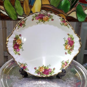Vintage Royal Albert Old Country Roses 10 1|4 in Cake Plate With Handles - Original Back Stamp Version, Rose Pattern