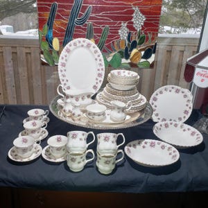 Service de table Royal Albert Sweet Violets (47 pièces, service pour quatre personnes)